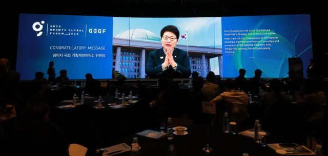 24일 오후 서울 중구 더플라자 호텔에서 인공지능 아니면 죽음AI or Die이라는 주제로 열린 제17회 착한 성장 좋은 일자리 글로벌포럼2025 GGGF에서 참석자들이 임이자 국회 기획재정위원회 위원장의 영상축사를 시청하고 있다 20250924사진유대길 기자 dbeorlf123ajunewscom