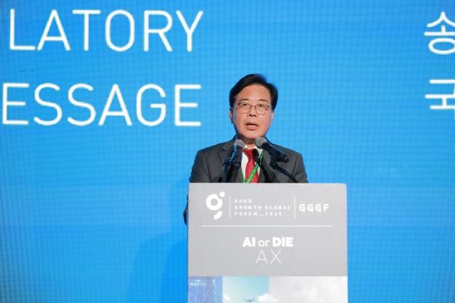송언석 국민의힘 원내대표가 24일 오후 서울 중구 더플라자 호텔에서 인공지능 아니면 죽음AI or Die이라는 주제로 열린 제17회 착한 성장 좋은 일자리 글로벌포럼2025 GGGF에서 축사를 하고 있다 20250924사진유대길 기자 dbeorlf123ajunewscom