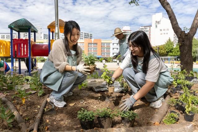 코웨이 임직원들이 서울 방화초등학교에 코웨이 생태숲 2호를 조성하고 있다 사진코웨이