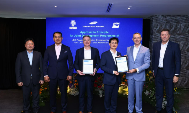 오른쪽부터Drago Pinteric BV선급 부사장 Alex Gregg Smitch BV선급 선임 부사장 장해기 삼성중공업 기술개발본부 부사장 Nick Potter AET CEO사장 Zahid Osman MISC CEO사장 김동주 삼성중공업 기술영업팀장이 기본설계 인증AiP 수여식 기념사진을 촬영하고 있다 사진삼성중공업 