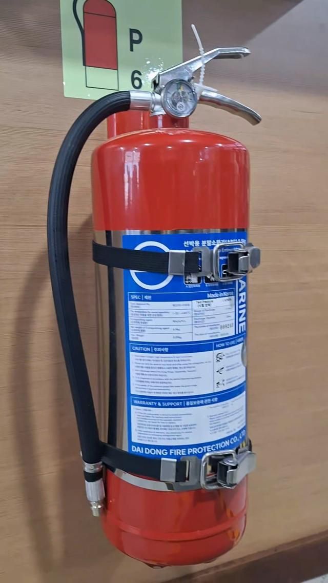 지난 23일 한강버스 103호에 설치된 소화기 이날 한강버스엔 중국인과 일본인 유럽인 등이 탑승햇으나 2시간 내내 6kg에 해당하는 소화기 사용법을 안내하지 않았다 사진정현환 기자