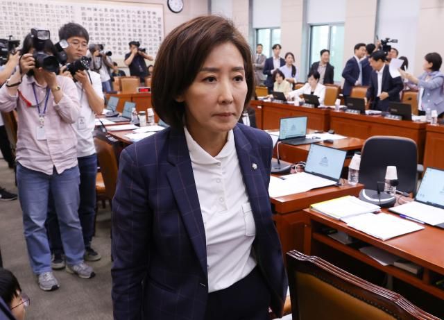 24일 서울 여의도 국회에서 열린 법제사법위원회 전체회의에서 추미애 위원장이 정회를 선언한 후 국민의힘 나경원 의원이 회의장을 나서고 있다 사진연합뉴스