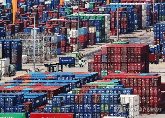 평택항에 쌓여있는 컨테이너 사진연합뉴스
