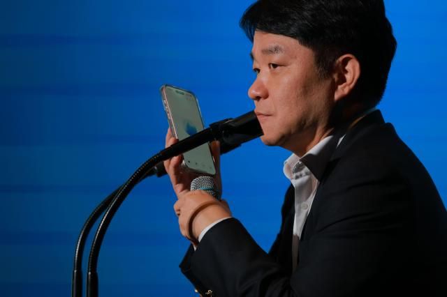 이경전 경희대학교 교수가 24일 서울 중구 플라자호텔에서 열린 ‘제17회 착한 성장 좋은 일자리 글로벌포럼2025 GGGF’에서 발표를 진행하면서 챗GPT와 대화를 나누고 있다 사진유대길 기자 dbeorlf123ajunewscom