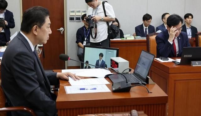 지난 22일 국회에서 열린 국회 운영위원회 전체 회의에서 김병기 더불어민주당 원내대표가 발언하고 있다 사진연합뉴스 ​​​​​​