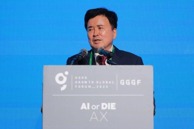 곽영길 아주뉴스코퍼레이션 회장이 24일 오후 서울 중구 더플라자 호텔에서 인공지능 아니면 죽음AI or Die이라는 주제로 열린 제17회 착한 성장 좋은 일자리 글로벌포럼2025 GGGF에서 개회사를 하고 있다 20250924사진유대길 기자 dbeorlf123ajunewscom