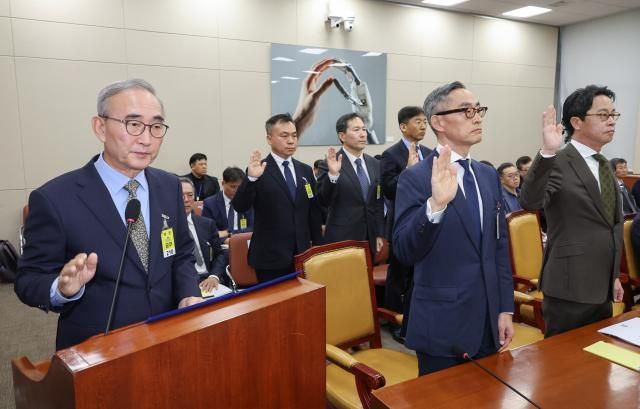 24일 국회 과학기술정보방송통신위원회에서 열린 통신·금융 대규모 해킹사고에 대한 청문회에서 김영섭 KT 대표이사 등 증인들이 선서하고 있다 사진연합뉴스 