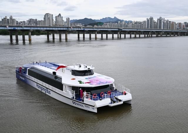 한강버스 정식운항 기념 시승식이 열린 지난 18일 서울 영등포구 여의도 선착장에서 한강버스가 물살을 가르고 있다. [사진=연합뉴스]