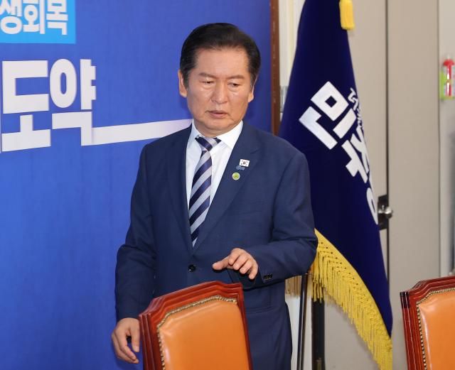 정청래 더불어민주당 대표가 지난 22일 서울 여의도 국회에서 열린 최고위원회에 참석하고 있다 사진연합뉴스