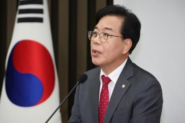 송언석 국민의힘 원내대표가 24일 서울 여의도 국회에서 열린 긴급 의원총회에서 이재명 대통령의 UN 기조연설과 관련해 발언하고 있다 사진연합뉴스