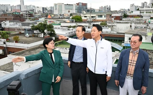 미아2 재정비촉진구역을 찾은 오세훈 서울시장이 대상지를 살펴보고 있다 사진서울시