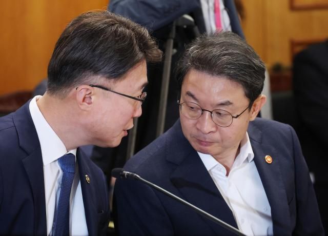 이억원 금융위원장오른쪽과 류제명 과기정통부 제2차관이 22일 정부서울청사에서 열린 통신사 및 금융사 해킹사고 관련 긴급 현안 점검회의에서 대화를 하고 있다 사진연합뉴스