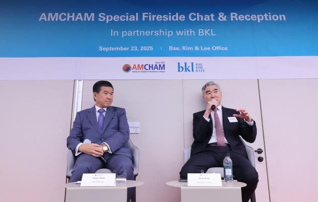 성 김 현대차 사장태평양 비상임 고문과 제임스 김 암참 회장이 특별대담을 하고 있다 사진법무법인 태평양