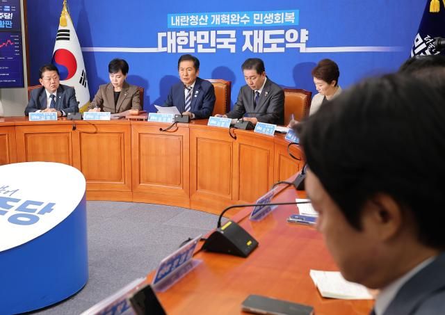 정청래 더불어민주당 대표가 22일 서울 여의도 국회에서 열린 최고위원회에 참석해 발언하고 있다 사진연합뉴스