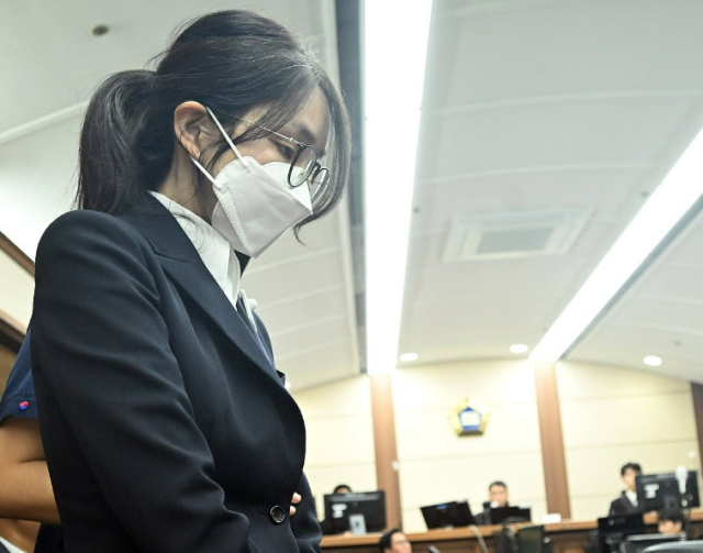 김건희 여사가 24일 서울 서초구 서울중앙지법에서 열린 첫 재판에 출석하고 있다 사진연합뉴스