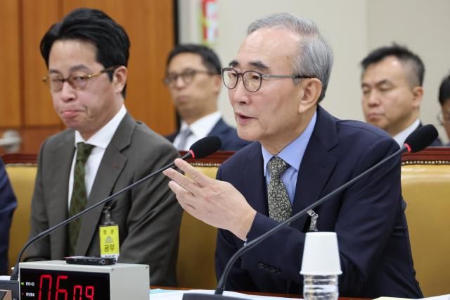 김영섭 KT 대표이사가 24일 국회 과학기술정보방송통신위원회에서 열린 통신·금융 대규모 해킹사고에 대한 청문회에서 위원 질의에 답하고 있다사진연합뉴스