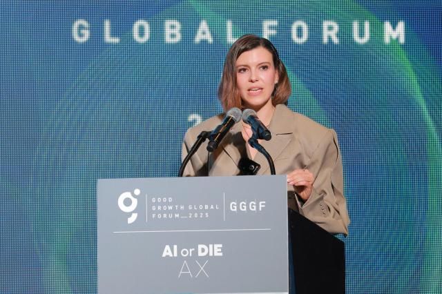 조지아 루이스 앤더슨Georgia Lewis Anderson AI 컨설턴트·프롬프트 엔지니어링 전문가가 일상의 AI 혁명이라는 주제로 강연을 하고 있다 20250924사진유대길 기자 dbeorlf123ajunewscom