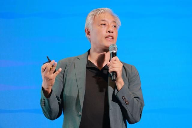 윤석빈 서강대학교 정보통신대학원 특임교수가 AI 네거티브 시대에서의 미래 인재 양성 전략이라는 주제로 발표를 하고 있다 사진유대길 기자 dbeorlf123ajunewscom