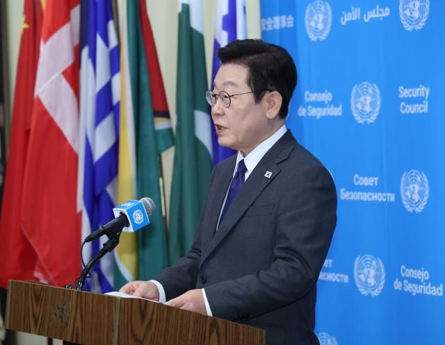 이재명 대통령이 24일현지시간 미국 뉴욕 유엔본부에서 안전보장이사회 공개 토의에 앞서 약식 브리핑을 하고 있다사진연합뉴스