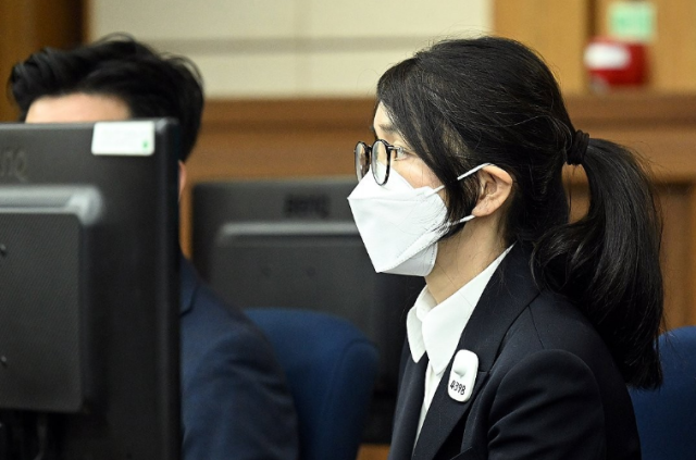 구속 기소된 김건희 여사가 지난 24일 서울 서초구 서울중앙지법에서 열린 첫 재판에 출석한 모습 사진연합뉴스