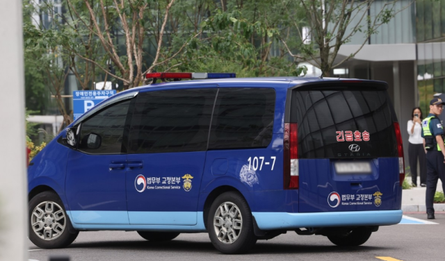 김건희 여사가 탑승한 호송차가 25일 민중기 특별검사팀 사무실이 마련된 서울 종로구 KT광화문빌딩으로 들어가고 있다 사진연합뉴스