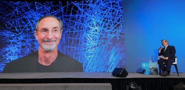 주영섭 서울대학교 공학전문대학원 특임교수와 톰 그루버 애플 시리 공동 창업자가 25일 서울 중구 더플라자호텔에서 열린 제17회 착한 성장 좋은 일자리 글로벌 포럼2025 GGGF 세션2에서 화상 토론을 진행하고 있다 사진유대길 기자 dbeorlf123ajunewscom