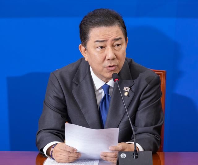 더불어민주당 김병기 원내대표가 25일 국회에서 열린 정책조정회의에서 이날 오후 열릴 본회의에 올라갈 정부조직법 처리 관련 발언을 하고 있다사진연합뉴스