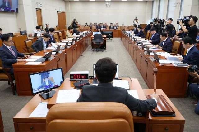 국민의힘 소속 임이자 국회 기획재정위원회 위원장이 25일 전체회의에서 담배사업법 개정안 등 안건을 상정하며 의사봉을 두드리고 있다 사진연합뉴스