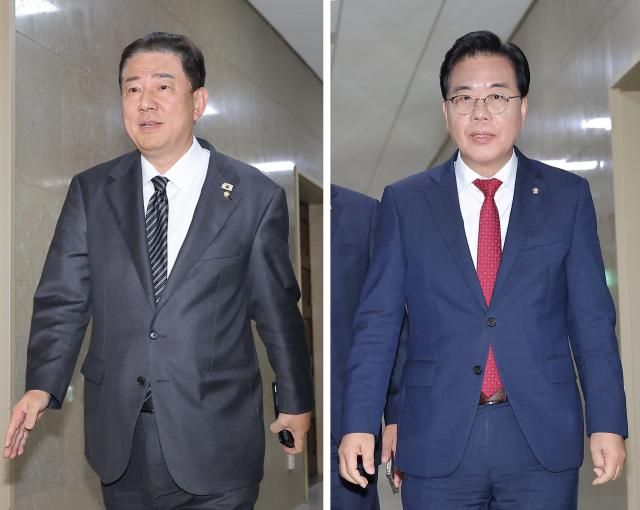 더불어민주당 김병기 원내대표왼쪽와 국민의힘 송언석 원내대표가 23일 서울 여의도 국회에서 정부조직법 개정안 등을 논의하기 위해 이동하고 있다 사진연합뉴스