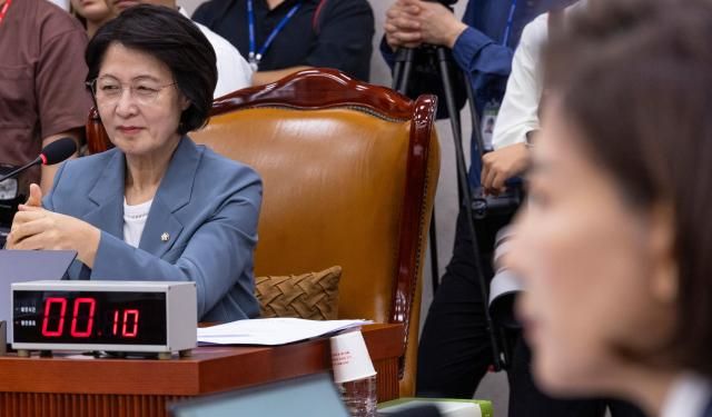 추미애 국회 법제사법위원장이 지난 24일 국회에서 열린 법제사법위원회 전체 회의에서 국민의힘 나경원 곽규택 의원이 2025년 국정감사 증인 출석안을 두고 항의하자 엷은 미소를 짓고 있다 사진연합뉴스