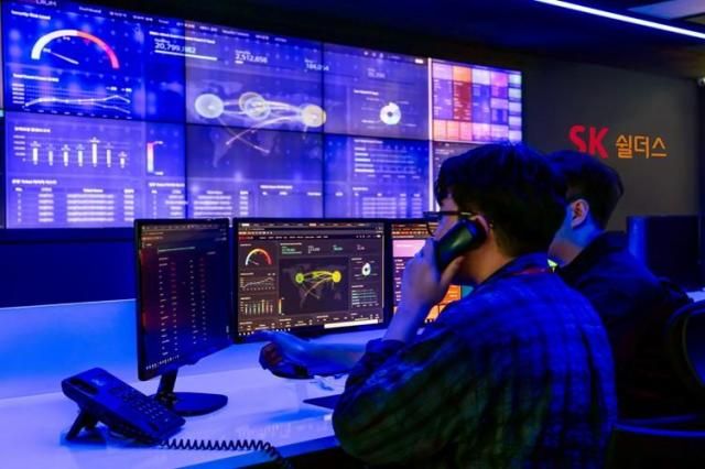 1차 고도화가 완료된 시큐디움센터에서 SK쉴더스 구성원이 실시간 관제를 수행하는 모습사진SK쉴더스