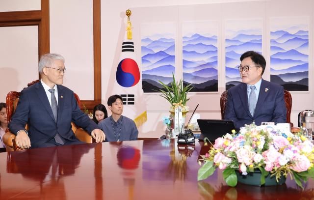 천대엽 법원행정처장 만난 우원식 국회의장 서울연합뉴스 박동주 기자 우원식 국회의장이 24일 서울 여의도 국회에서 천대엽 법원행정처장을 만나고 있다 