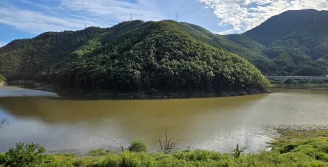 최악 가뭄으로 재난사태까지 선포됐던 강원 강릉지역 생활용수 87를 공급하는 상수원 오봉저수지의 지난 23일 오전 상류까지 물이 차오른 모습이다