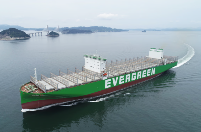 삼성중공업이 건조한 대만 에버그린사의 1만5000TEU급 컨테이너운반선 사진삼성중공업 