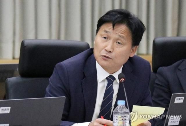 국회 기획재정위원회 소속 더불어민주당 김영진 의원이 18일 정부대전청사 대회의실에서 열린 조달청·관세청·통계청에 대한 국정감사에서 질의하고 있다사진연합뉴스