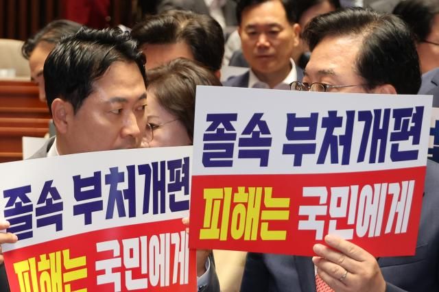 국민의힘 장동혁 대표와 송언석 원내대표(오른쪽)가 25일 서울 여의도 국회에서 열린 의원총회에서 대화하고 있다. [사진=연합뉴스]