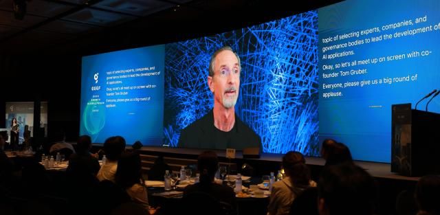 톰 그루버Tom Gruber 애플 시리 공동창업자가 AI 응용 개발을 이끌어가기 위한 전문가 기업 그리고 거버넌스 기관의 선택이라는 주제로 화상 강연을 하고 있다 20250925사진유대길 기자 dbeorlf123ajunewscom