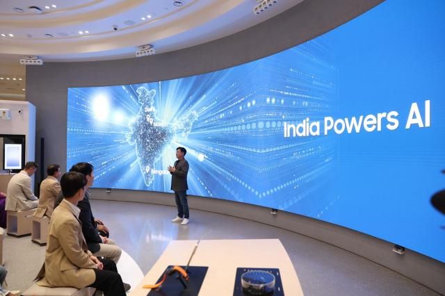 삼성전자가 인도 뭄바이에 위치한 삼성 BKC 플래그십 스토어에서 현지 미디어와 거래선을 대상으로 최신 AI 홈의 차별화된 고객 경험을 소개하고 제품의 성능과 사용성을 혁신하는 △모바일 제품의 갤럭시 AI △영상 디스플레이 제품의 비전 AI △가전 제품의 비스포크 AI가 탑재된 다양한 신제품을 선보였다 사진삼성전자