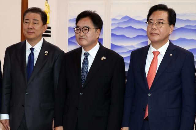 우원식 국회의장이 25일 서울 여의도 국회 의장실에서 여야 원내대표들과 회동을 하고 있다 왼쪽부터 김병기 더불어민주당 원내대표 우 의장 송언석 국민의힘 원내대표 사진연합뉴스