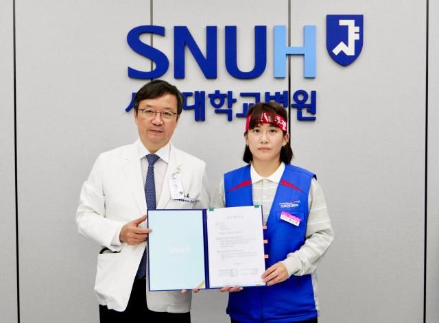 2025년 임금 및 단체협약 가조인식 김영태 서울대병원장왼쪽과 박나래 서울대병원분회장 사진서울대학교병원