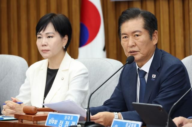 정청래 더불어민주당 대표가 26일 국회에서 열린 확대간부회의에서 발언하고 있다 사진연합뉴스