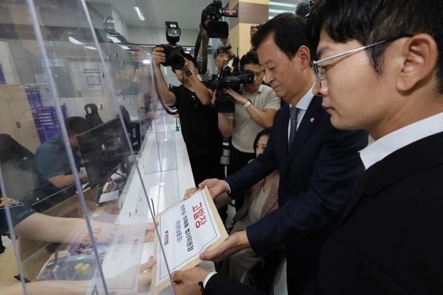 국민의힘 박충권 원내부대표오른쪽부터 최은석 원내수석대변인 최보윤 수석대변인이 26일 서울경찰청 민원실 창구에서 더불어민주당 추미애 법제사법위원회 위원장의 직권남용죄 관련 고발장을 제출하고 있다 사진연합뉴스