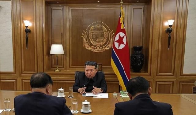 김정은 북한 국무위원장이 지난 26일 핵무기연구소를 비롯한 핵관련 분야의 과학자 기술자들을 만나 핵물질생산 및 핵무기생산과 관련한 중요협의회를 지도했다고 조선중앙통신이 27일 보도했다 사진연합뉴스