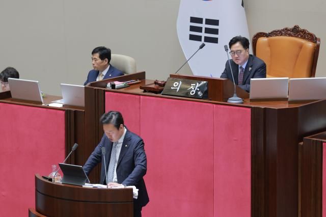 박수민 국민의힘 의원이 26일 오전 서울 여의도 국회 본회의에서 정부조직법 일부개정법률안대안에 대한 무제한 토론필리버스터을 14시간 넘게 이어가고 있다 20250926사진유대길 기자 dbeorlf123ajunewscom