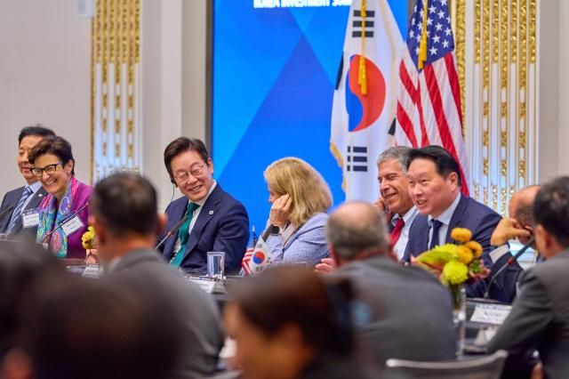 이재명 대통령이 25일현지시간 미국 뉴욕 증권거래소에서 열린 한국경제설명회 투자서밋에서 참석자 발언을 듣고 있다중앙 테이블 왼쪽부터 구윤철 경제부총리 겸 기획재정부 장관 제인 프레이저 씨티그룹 회장 이재명 대통령 제니퍼 존슨 프랭클린 탬플턴 CEO 마크 나흐만 골드만삭스 사장 대한상공회의소 회장인 최태원 SK그룹 회장사진연합뉴스