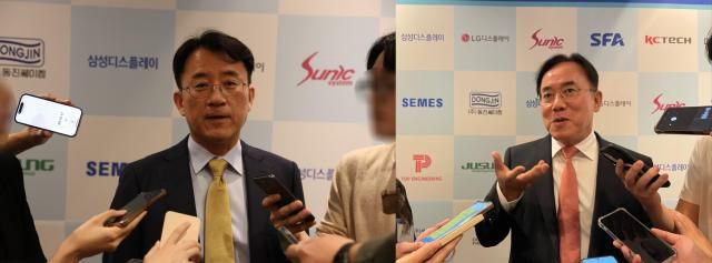 이청 삼성디스플레이 사장왼쪽과 정철동 LG디스플레이 사장이 26일 서울 송파구 롯데호텔월드에서 열린 제16회 디스플레이의 날 기념식에 참석 기자들의 질문에 답하고 있다 사진각 사