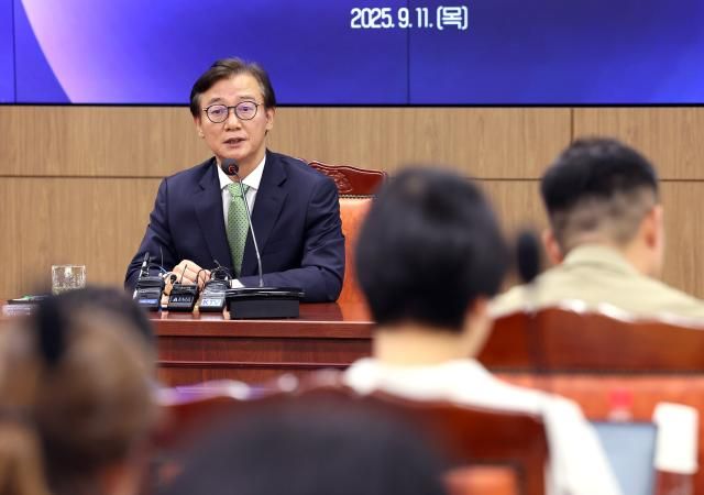 전재수 해양수산부 장관이 11일 정부세종청사 해수부 대회의실에서 열린 기자간담회에서 기자들의 질문에 답하고 있다사진연합뉴스