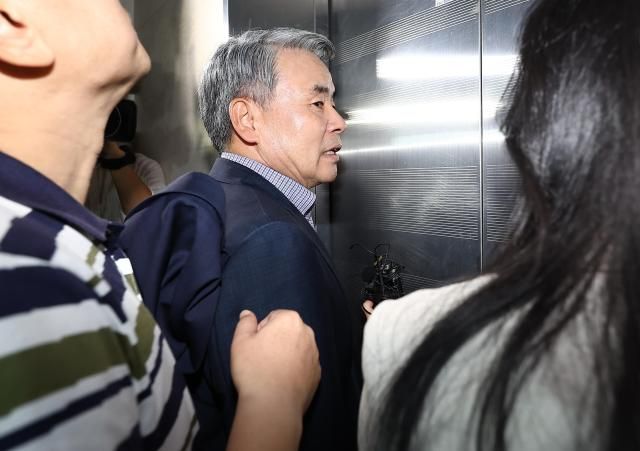 이종섭 전 국방부 장관이 26일 채상병 사건 수사 외압·은폐 의혹 관련 피의자 조사를 받기 위해 서울 서초구 이명헌 순직해병 특별검사팀 사무실에 출석하고 있다 2025926 사진연합뉴스