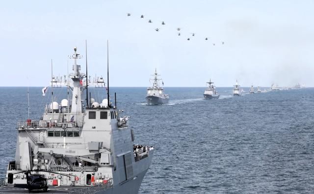 26일 오후 부산 인근 해상에서 열린 2025 대한민국해군 관함식에서 해군 함정들이 해상사열을 펼치고 있다 이번 해상사열에는 함정 31척과 항공기 18대 등이 참가했다 사진연합뉴스