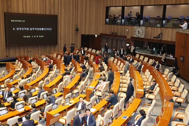 25일 서울 여의도 국회 본회의에서 정부조직법 일부개정법률안이 상정되자 일부 국민의힘 의원들이 퇴장하고 있다 사진연합뉴스